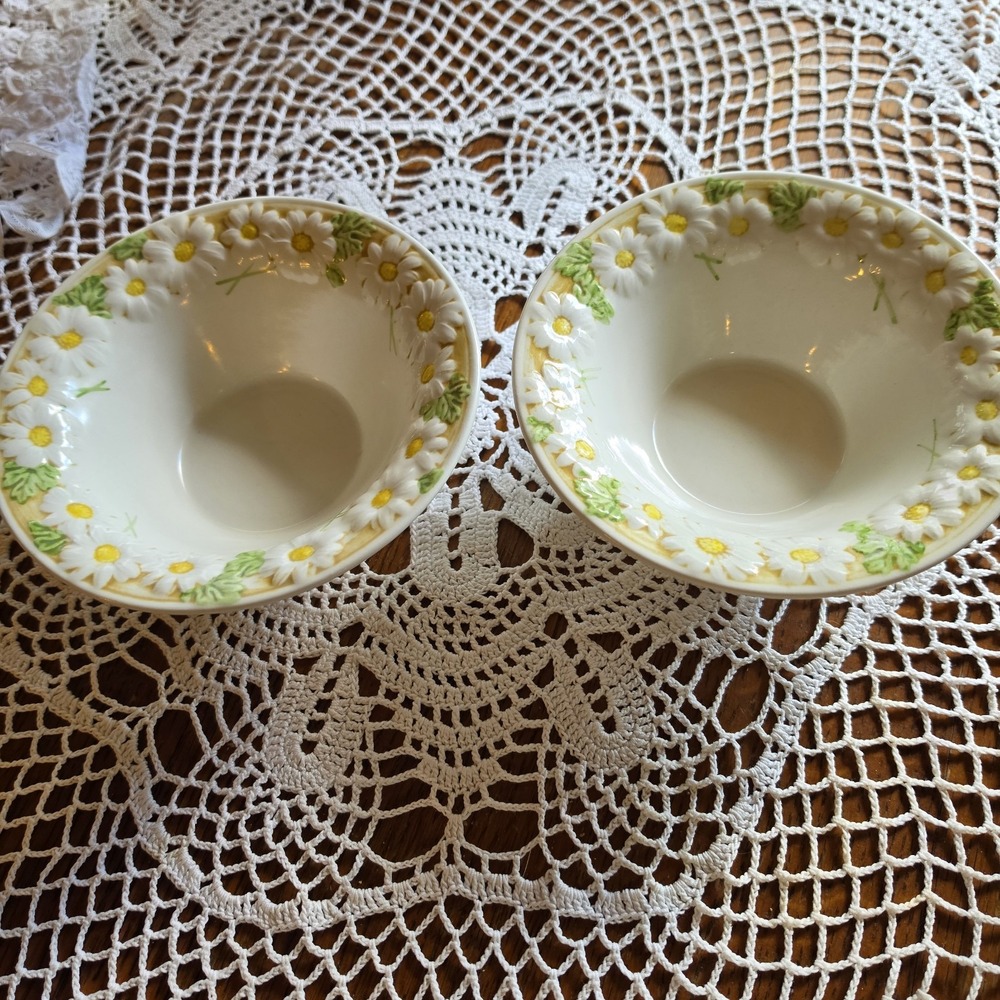 Vintage Metlox PoppyTrail Sculptured Daisy Set Of 2 Rimmed 7" Soup Cereal Bowls - Picture 1 of 4